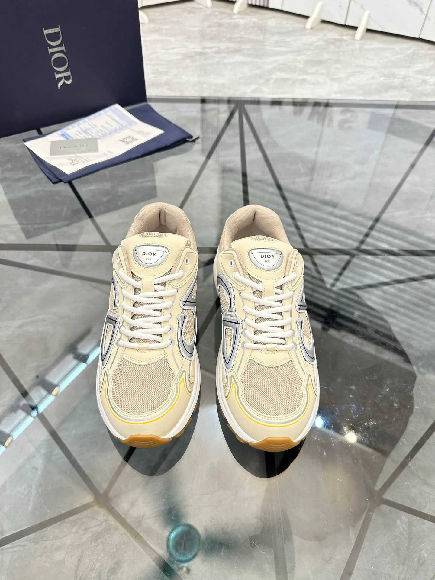 Men's shoes: 💰P400¥ Available in Guangzhou Product trademark: Dior* "Dior*" low-top casual shoes Regular size: 35-46 (can be customized to 47) Couple style Product materials: Upper imported cowhide stitched with original fabric, breathable lining, ultra-light foam original outsole. No.: 007